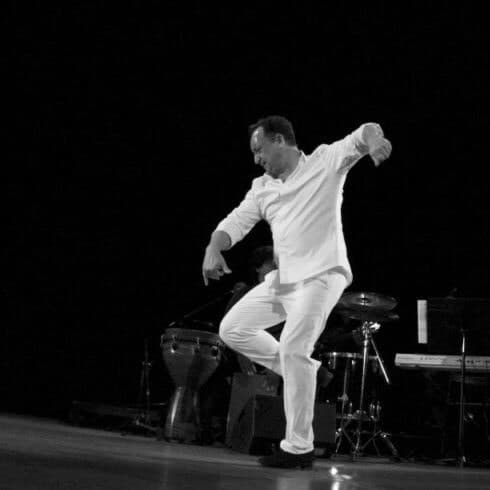 Joaquín Ruiz na javisku, čiernobiela fotografia