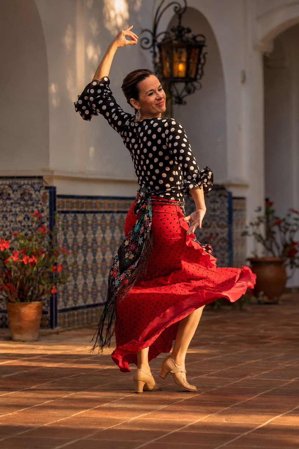 Júlia Aguado tancuje flamenco na nádvorí, sukňa v pohybe